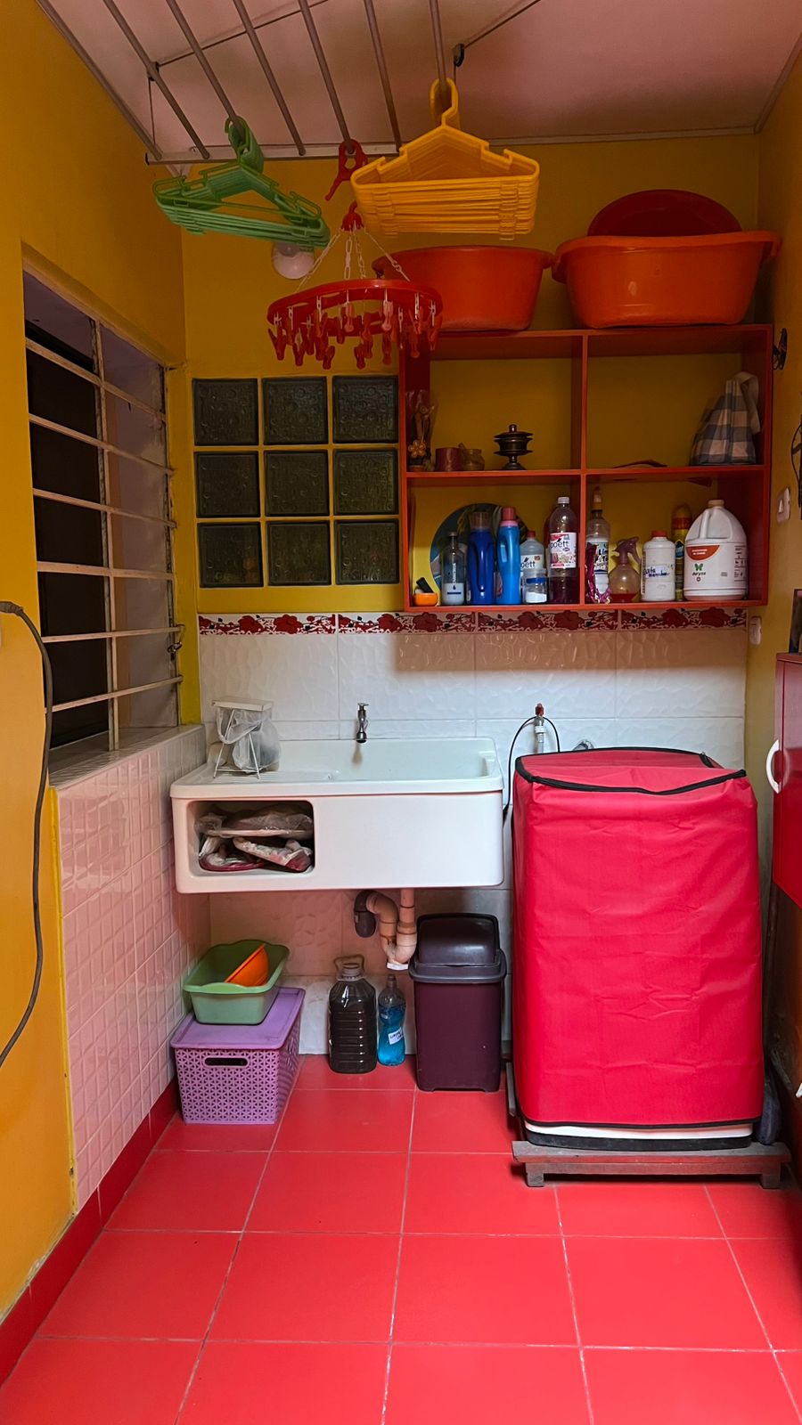 Lavandería con lavadora